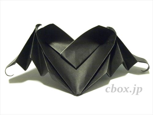 ハロウィンの折り紙 ハート型のコウモリ 大人の折り紙インテリア